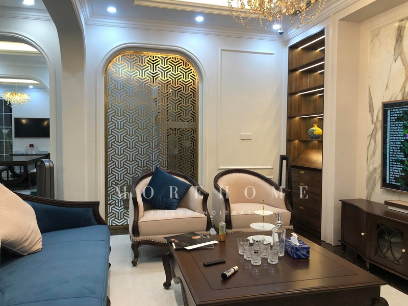 Thi công sofa đơn khung gỗ óc chó bọc nỉ màu be tân cổ điển tựa lưng thoải mái, chắc chắn, tô điểm giá trị thẩm mỹ cho không gian.